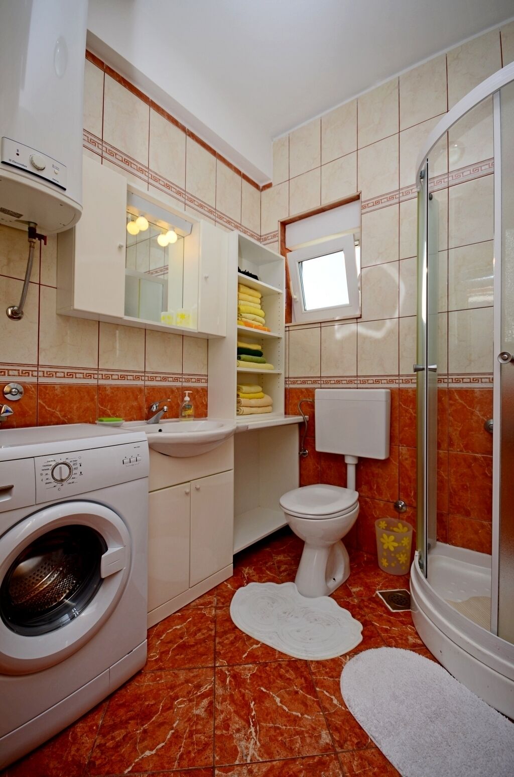 Douche, sèche-cheveux, serviettes fournies