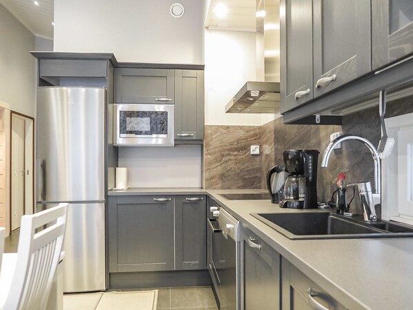 Refrigerador, microondas, lavavajillas, utensilios de cocina