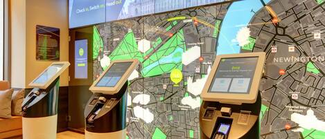 Un mapa digital que muestra un mapa del metro de Londres, un letrero que dice 'hub' y la etiqueta 'Newington'.