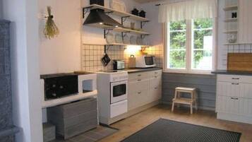 Frigorifero, microonde, lavastoviglie, pentole/stoviglie/utensili