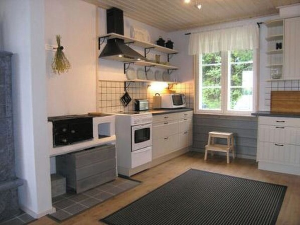 Fridge, microwave, dishwasher, cookware/dishes/utensils