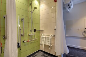 Standard Double Room, Roll-in Shower | Bathroom