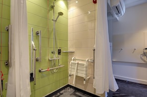 Standard Double Room, Roll-in Shower | Bathroom