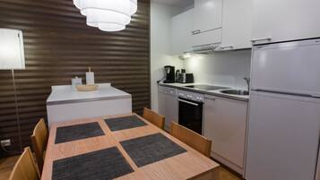 Fridge, microwave, dishwasher, cookware/dishes/utensils