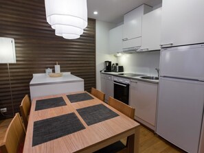 Frigorifero, microonde, lavastoviglie, pentole/stoviglie/utensili