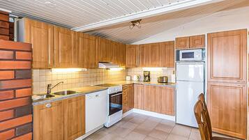 Refrigerador, microondas, lavavajillas, utensilios de cocina