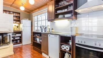 Fridge, microwave, dishwasher, cookware/dishes/utensils