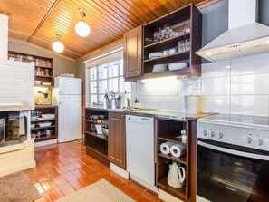 Kühlschrank, Mikrowelle, Geschirrspüler, Kochgeschirr/Geschirr/Besteck