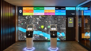 Un mapa digital muestra un plano de estación de tren y dos máquinas expendedoras de billetes.