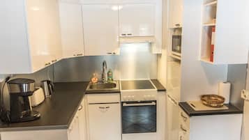 Refrigerador, microondas, lavavajillas, utensilios de cocina