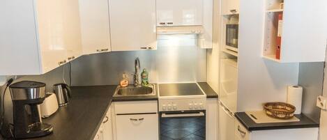 Fridge, microwave, dishwasher, cookware/dishes/utensils