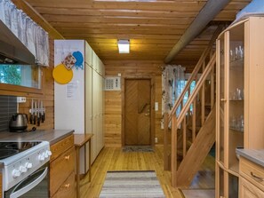 Kühlschrank, Mikrowelle, Geschirrspüler, Kochgeschirr/Geschirr/Besteck