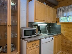 Kühlschrank, Mikrowelle, Geschirrspüler, Kochgeschirr/Geschirr/Besteck