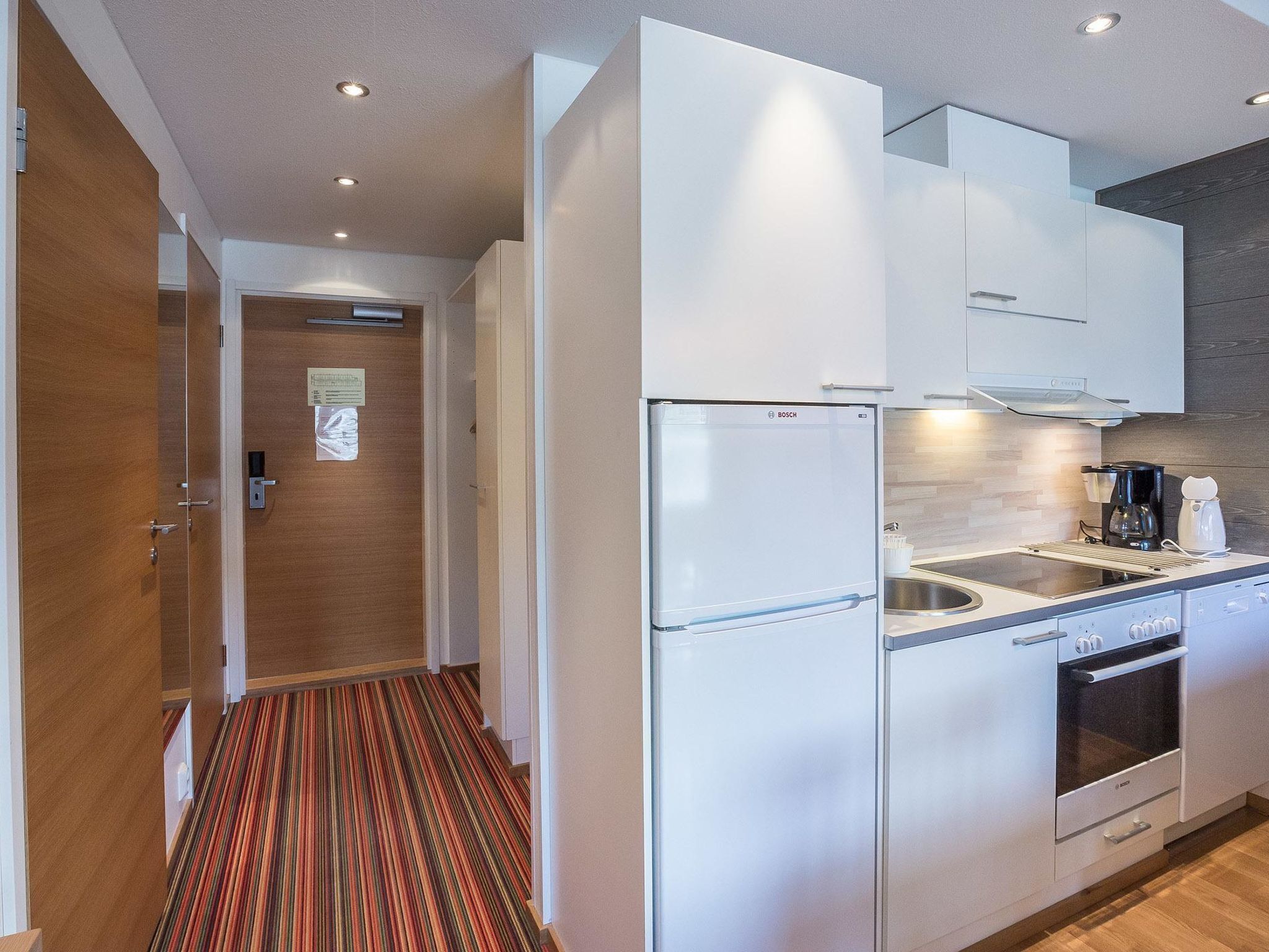 Frigorifero, microonde, lavastoviglie, pentole/stoviglie/utensili