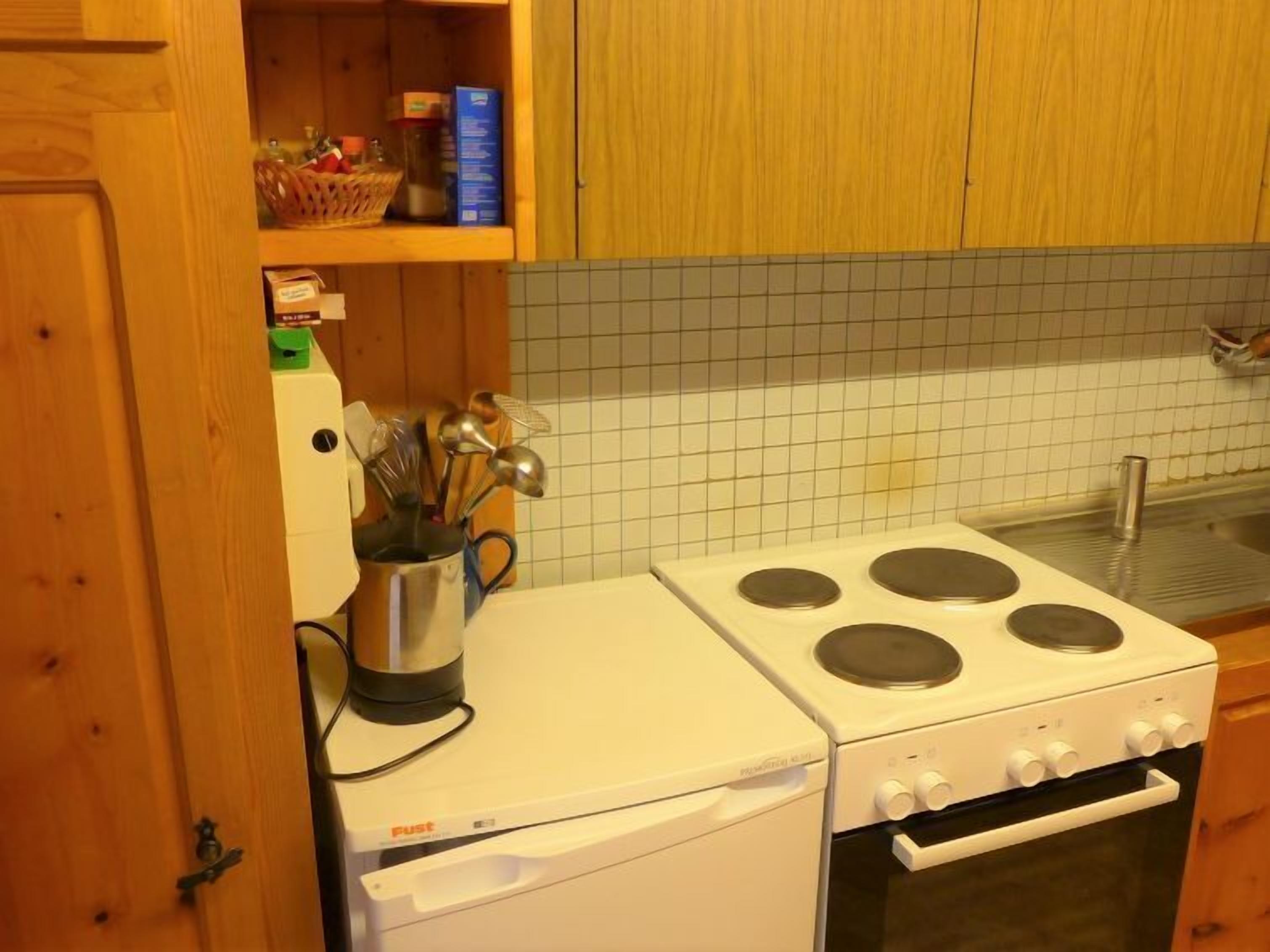 Kühlschrank, Ofen, Kochgeschirr/Geschirr/Besteck, Esstisch