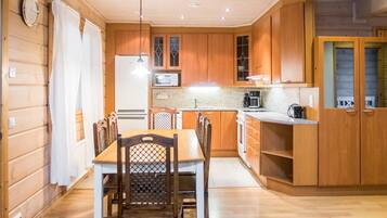 Fridge, microwave, dishwasher, cookware/dishes/utensils