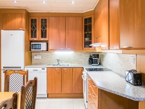 Fridge, microwave, dishwasher, cookware/dishes/utensils