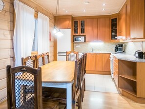 Frigorífico, microondas, lavavajillas y utensilios de cocina