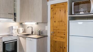 冰箱、微波炉、洗碗机、高脚椅