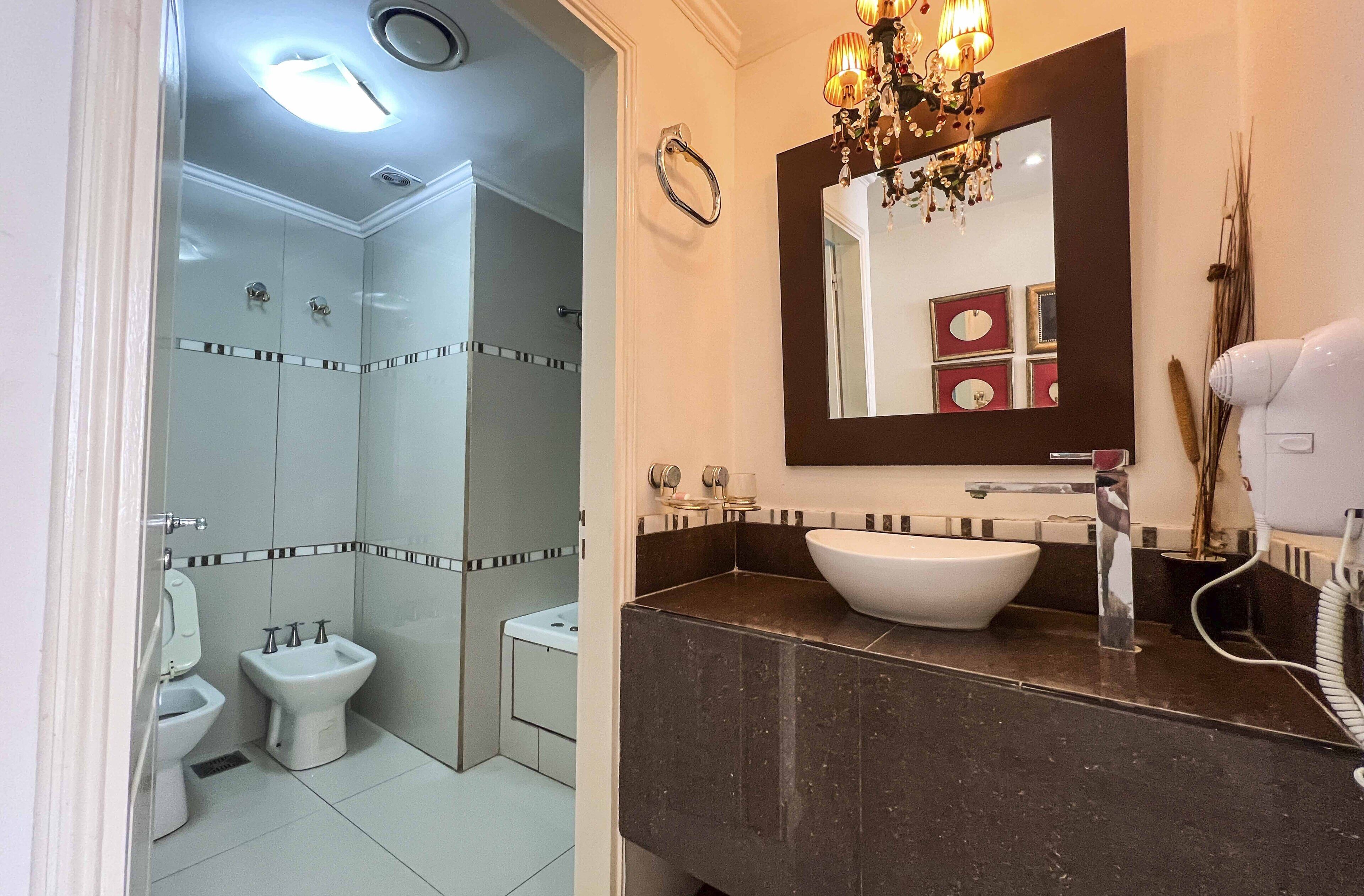 Chambre Double Deluxe | Salle de bain | Articles de toilette gratuits, sèche-cheveux, bidet, serviettes fournies