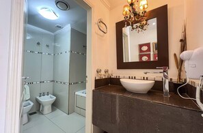 Deluxe Double Room | Bathroom