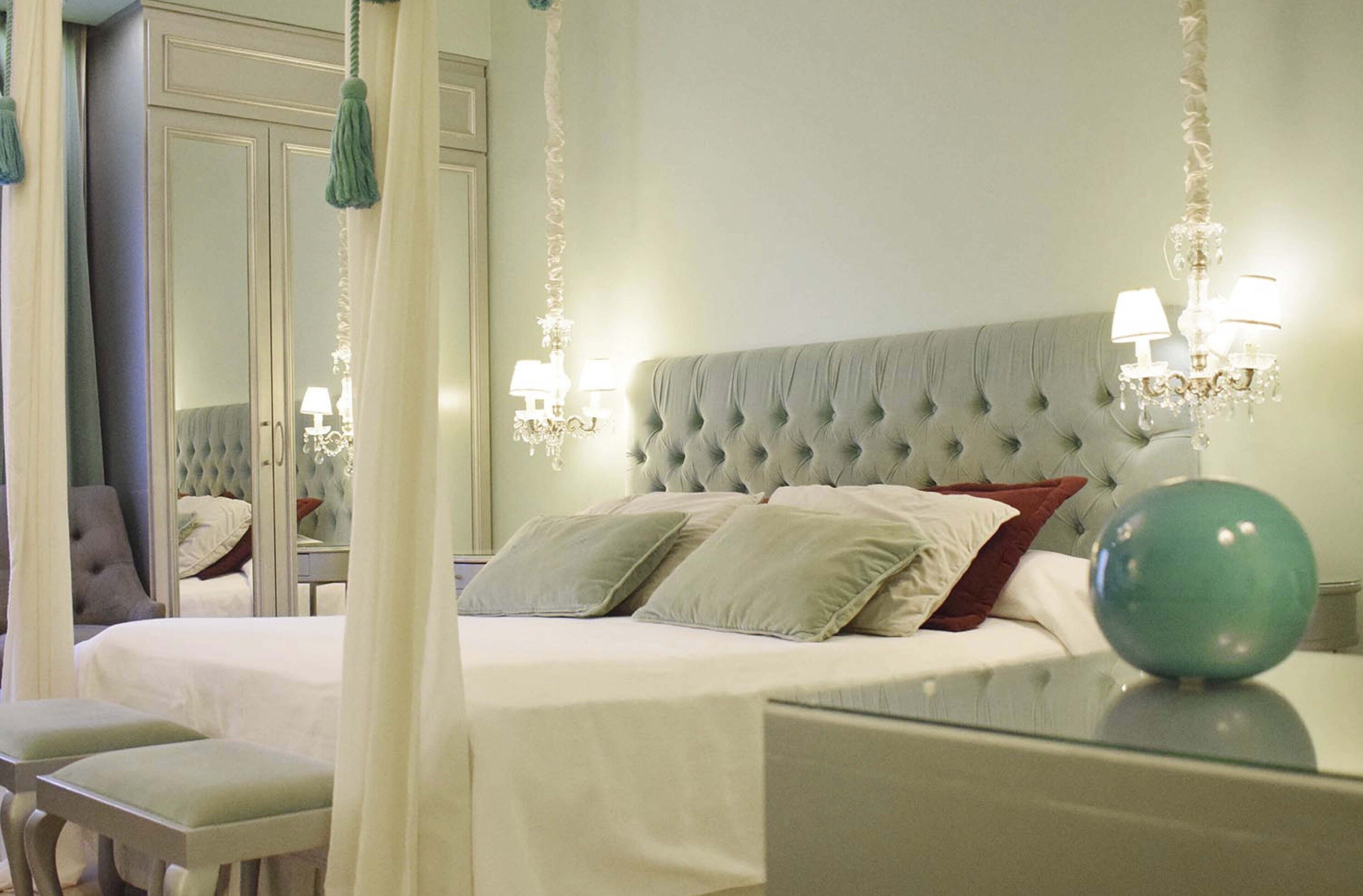 Deluxe Triple Room | Hypo-allergenic bedding, pillow-top beds, in-room safe