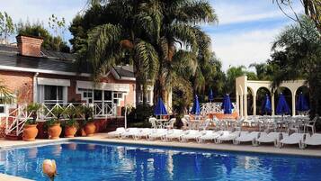 2 albercas al aire libre