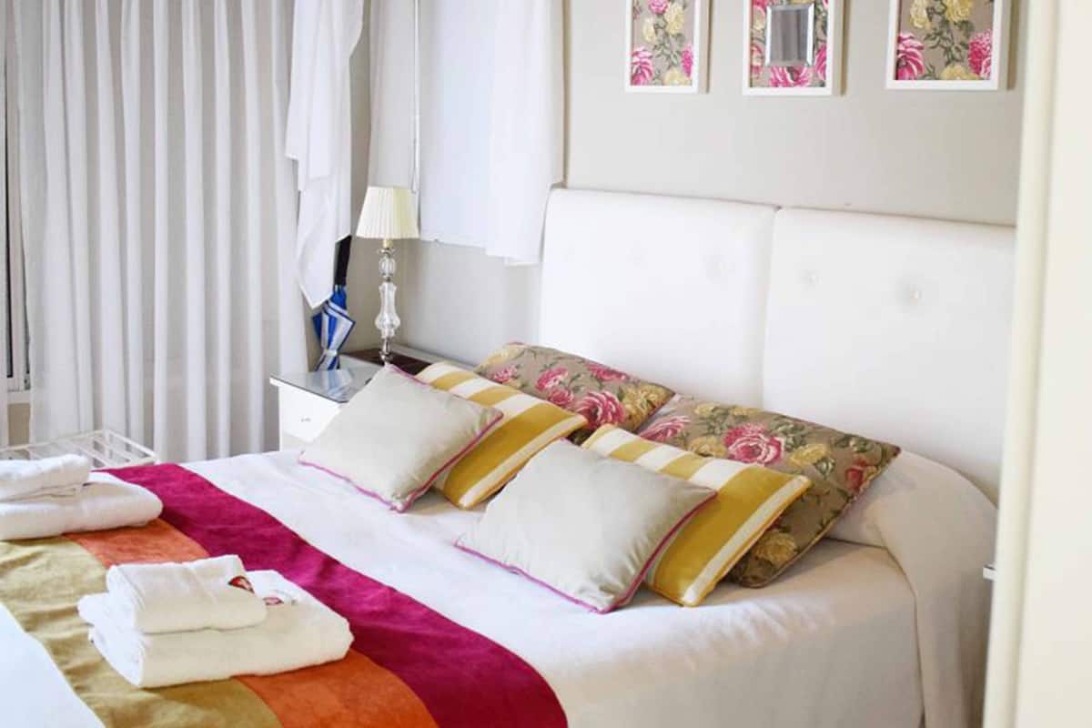 Suite, Jetted Tub | Hypo-allergenic bedding available, pillowtop beds, in-room safe, desk