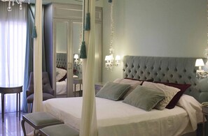 Deluxe Triple Room | 1 bedroom, hypo-allergenic bedding, pillowtop beds, in-room safe