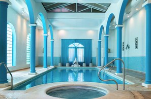 2 outdoor pools