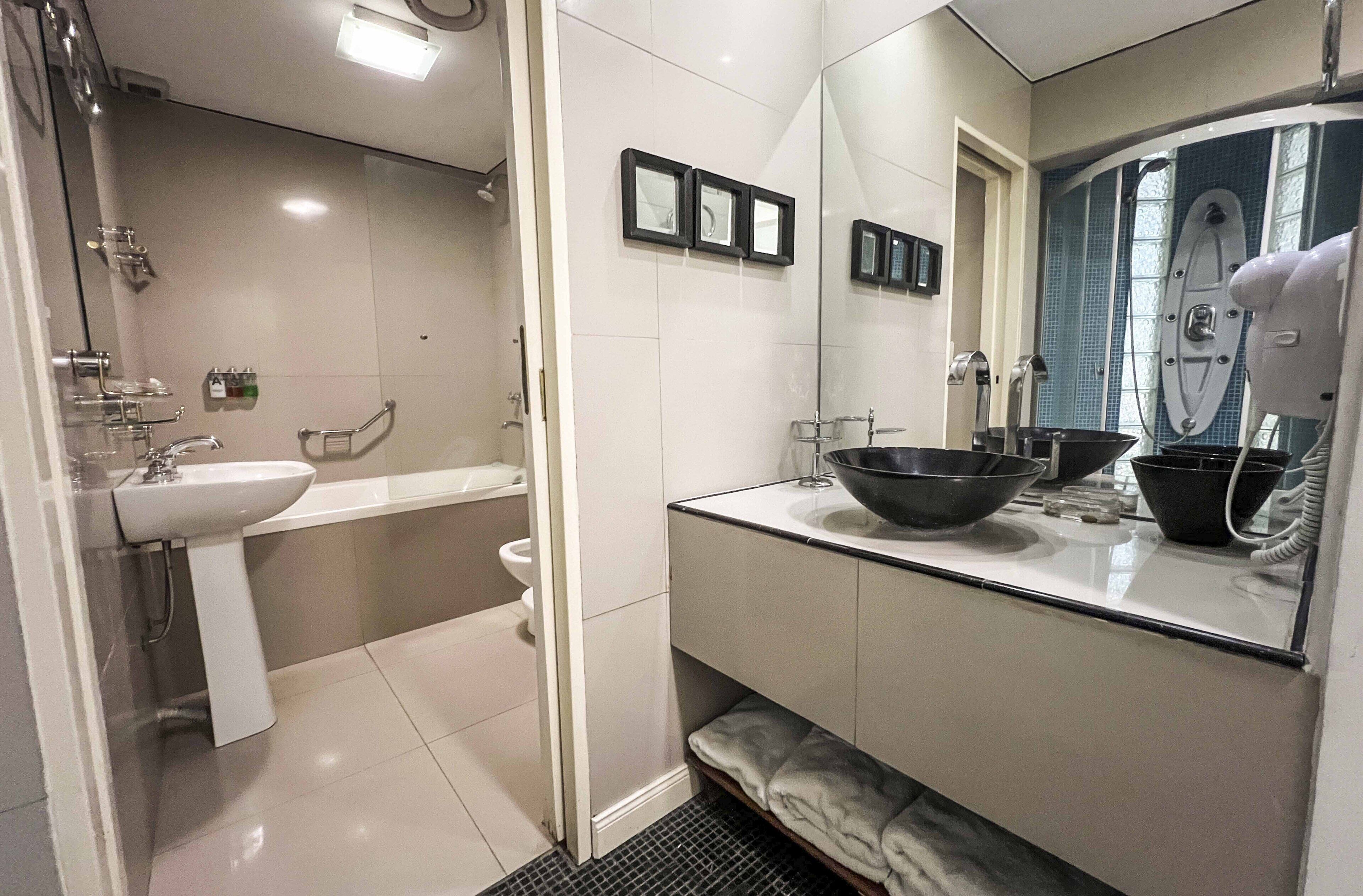 Habitación cuádruple Deluxe | Baño | Artículos de higiene personal gratuitos, secador de pelo, bidé y toallas
