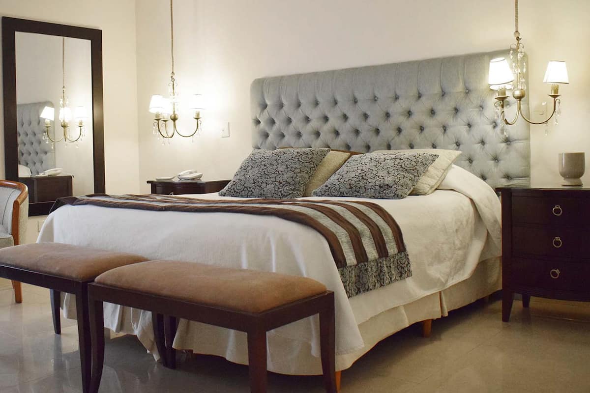 Habitación cuádruple Deluxe | 1 dormitorio y ropa de cama hipoalergénica