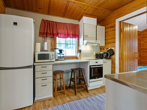 Kylskåp, mikrovågsugn, diskmaskin och grytor/köksredskap