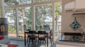 Une cuisine moderne dotée d’une grande fenêtre donnant sur un paysage magnifique.