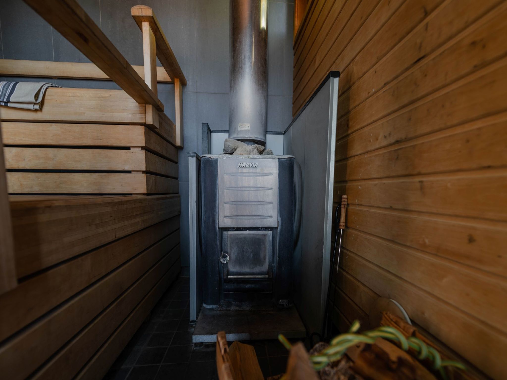 Een sauna met houten banken en een centrale verwarming.