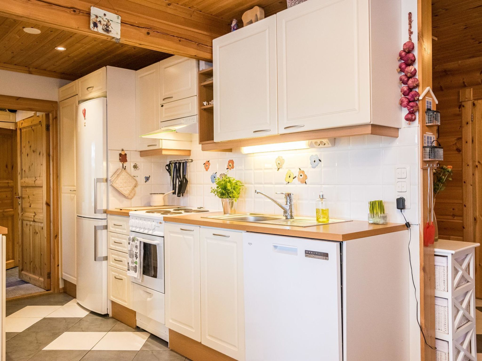 Jääkaappi, mikroaaltouuni, astianpesukone