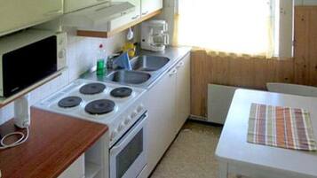 Réfrigérateur, micro-ondes, batterie de cuisine, vaisselle et ustensiles