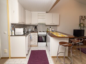 Réfrigérateur, micro-ondes, lave-vaisselle, chaise haute