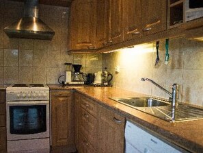 Fridge, microwave, dishwasher, cookware/dishes/utensils