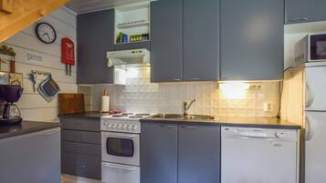 Fridge, microwave, dishwasher, cookware/dishes/utensils