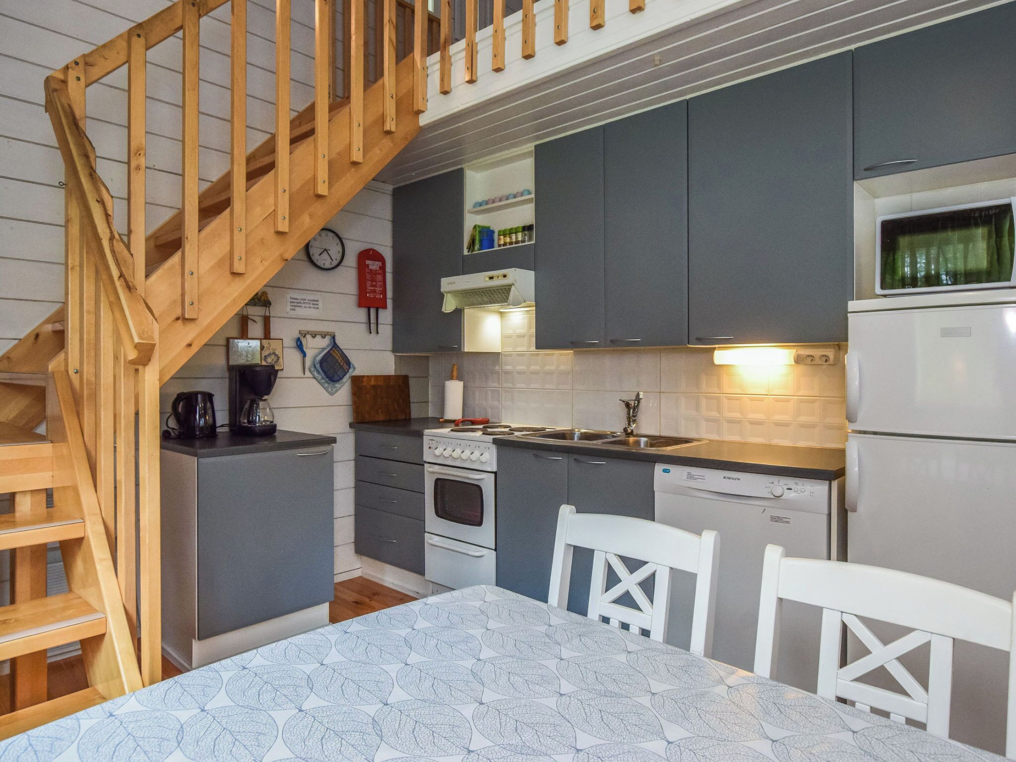 Kühlschrank, Mikrowelle, Geschirrspüler, Kochgeschirr/Geschirr/Besteck