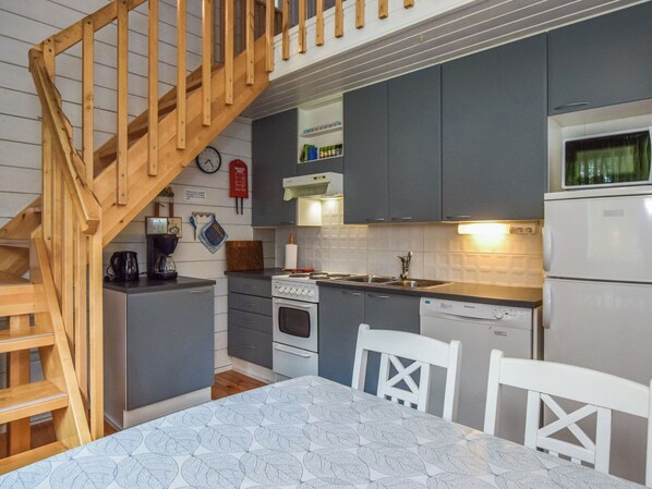 冷蔵庫、電子レンジ、食器洗い機、調理器具と食器