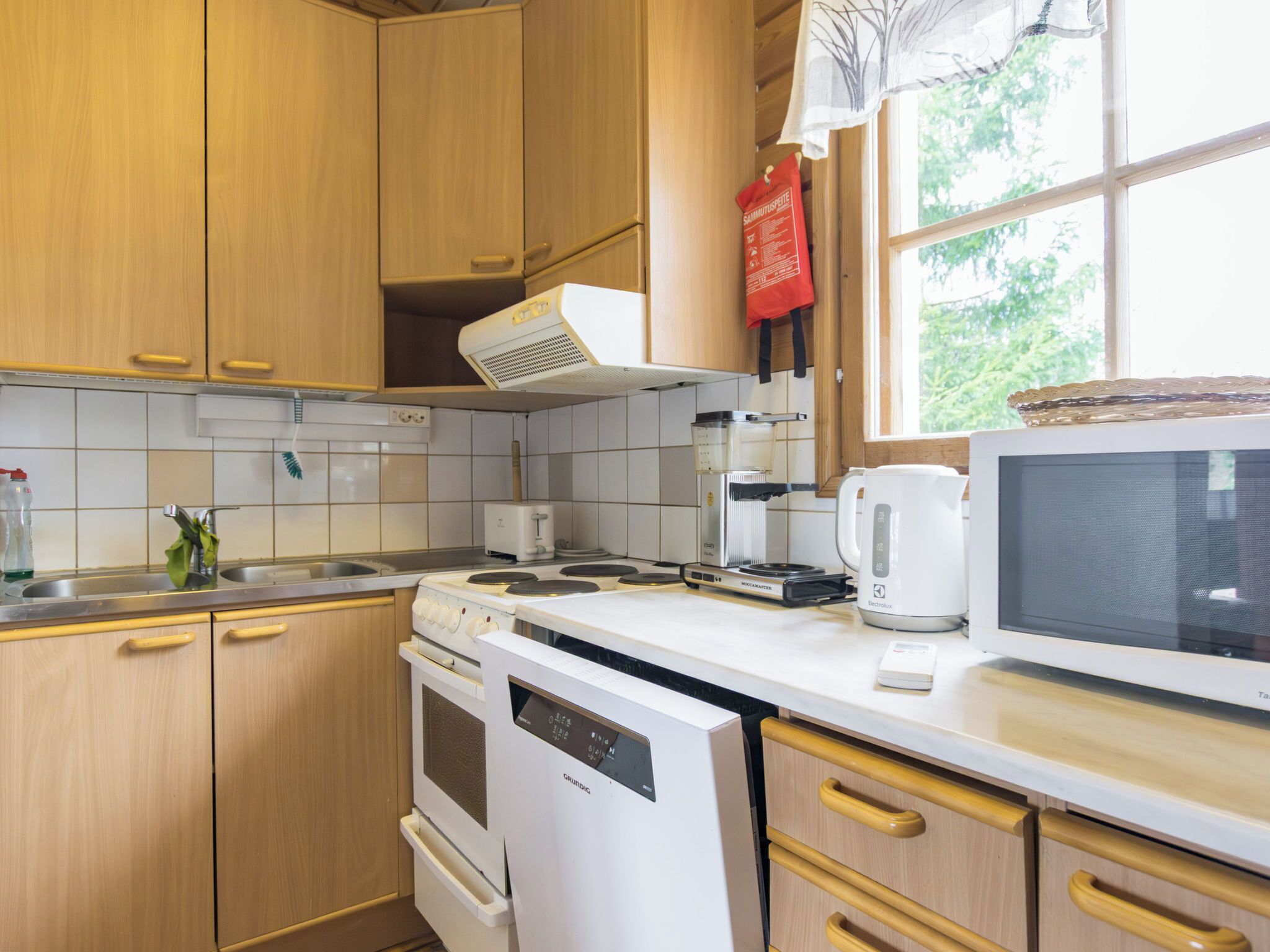 Fridge, microwave, dishwasher, cookware/dishes/utensils