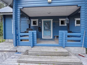 A blue wooden house with a front porch, a door, and two windows. - Vacation home Kivelä by Interhome (Kuusamo)