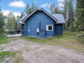 A blue wooden cabin with a sloped roof, a small window, and a door. - Vacation home Kivelä by Interhome (Kuusamo)