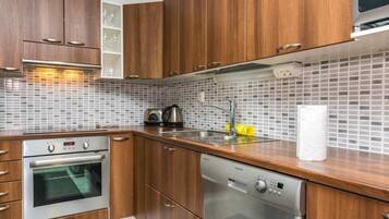 Jääkaappi, mikroaaltouuni, astianpesukone