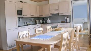 Jääkaappi, mikroaaltouuni, astianpesukone, syöttötuoli