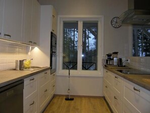 Fridge, microwave, dishwasher, cookware/dishes/utensils