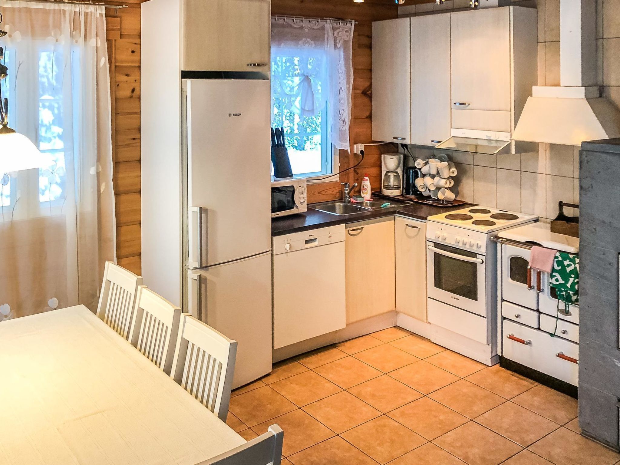 Réfrigérateur, micro-ondes, batterie de cuisine, vaisselle et ustensiles