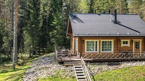 A log cabin with a wooden deck and a ladder leading to a porch. - Vacation home Inkeri by Interhome (Jämsä)